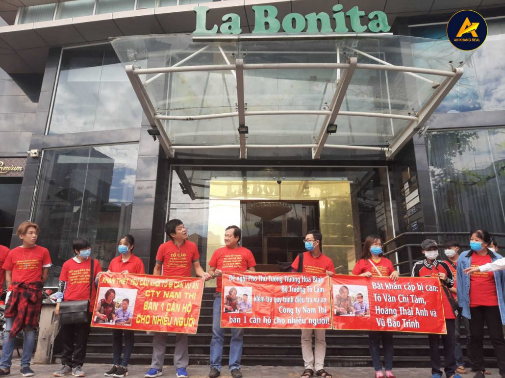 Nhiều khách hàng kéo đến tòa nhà La Bonita để đòi quyền lợi.
